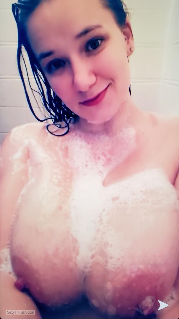 Mein Sehr grosser Busen Topless Selbstporträt von Shower Tits